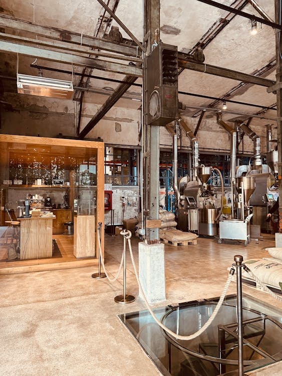 Connected manufacturing shop floor with IoT sensors and real-time ERP dashboards on monitors