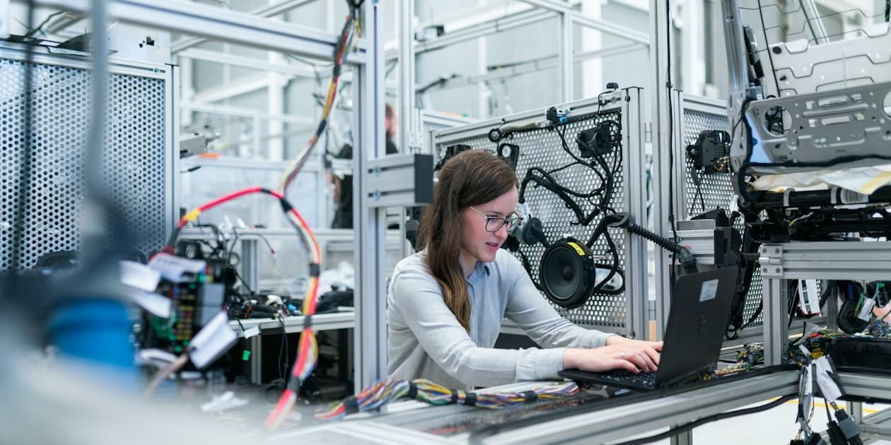 PlantPulse AI-powered SCADA monitoring dashboard showing real-time machine status in a smart factory