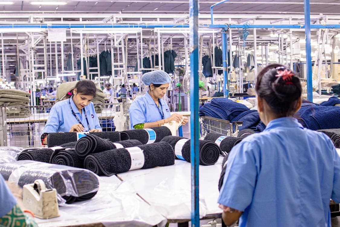 Supply chain visibility dashboard showing tier-1 through tier-4 supplier mapping with real-time order status indicators