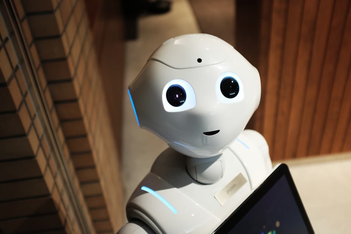 Intelligent automation solutions combining RPA and AI